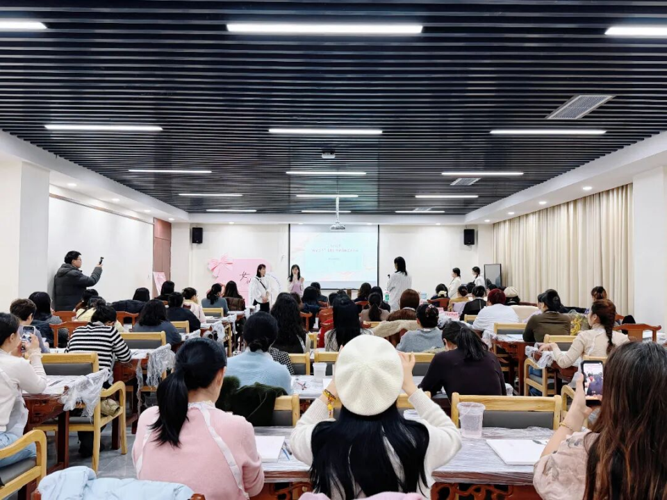 五莲县人民医院庆“三八”妇女节：当白衣者用色彩绘出医者芳华