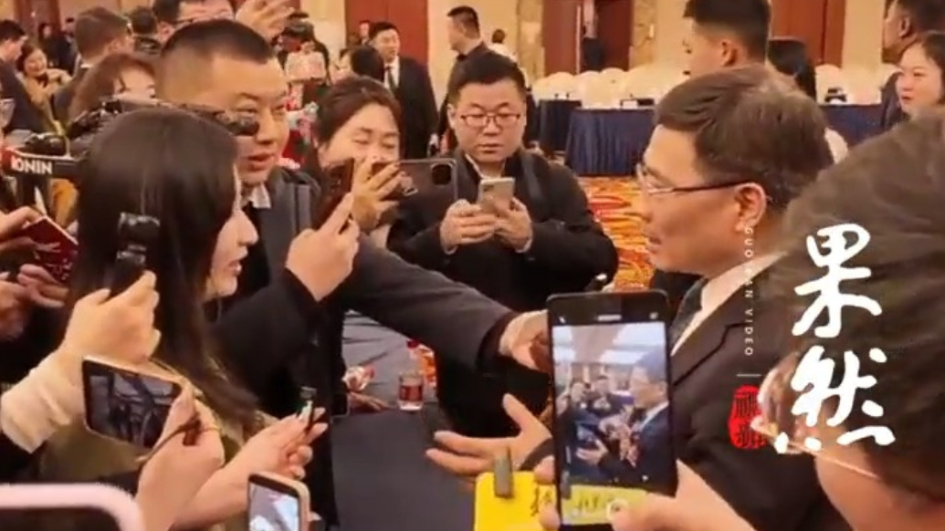 果然视频|这就是“顶流”的实力！周云杰被记者“包围”