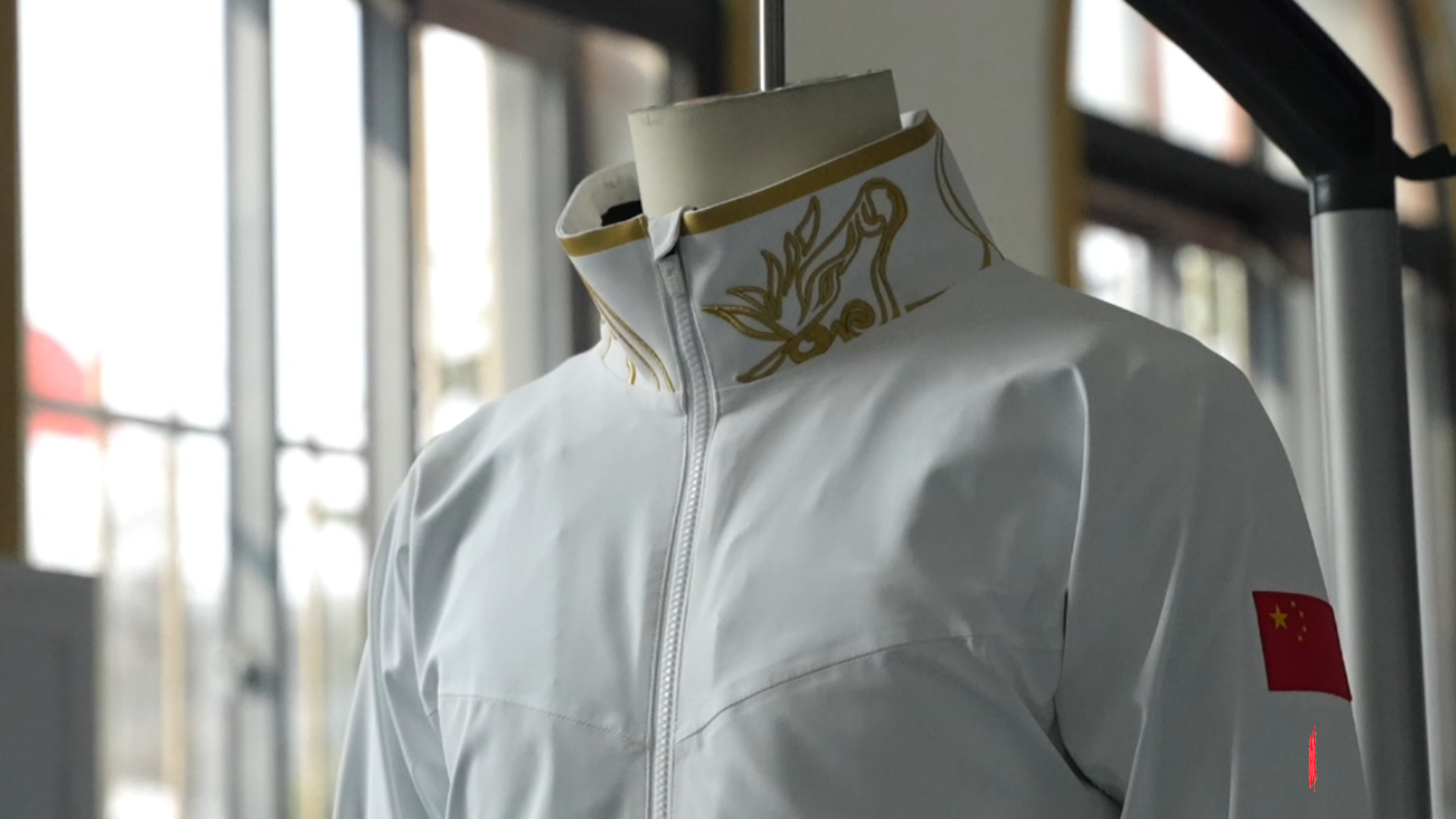  果然财经｜冬奥战袍威海造！一件滑雪服如何缝进家国荣耀