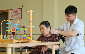 民生主题记者会丨民政部：加强养老服务人才培养培训 将“养老服务师”纳入新职业