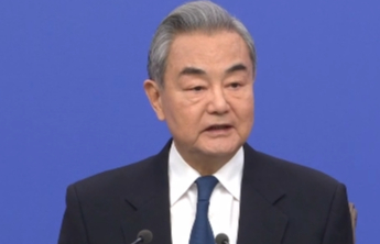 王毅谈外交为民：面前的世界乱象丛生，身后的祖国稳如泰山