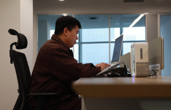 各地正抢占“一人公司”社区，一人何以指挥千军？