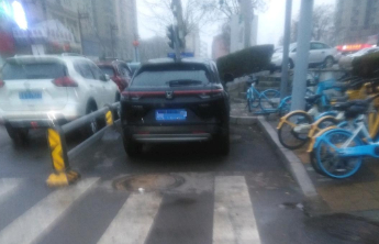 情报站·随手拍|济南机床二厂路车辆乱停放，阻碍交通亟需整治！