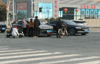 情报站|泰安温泉路附近汽车与电动车发生剐蹭，电动车主坐地不起