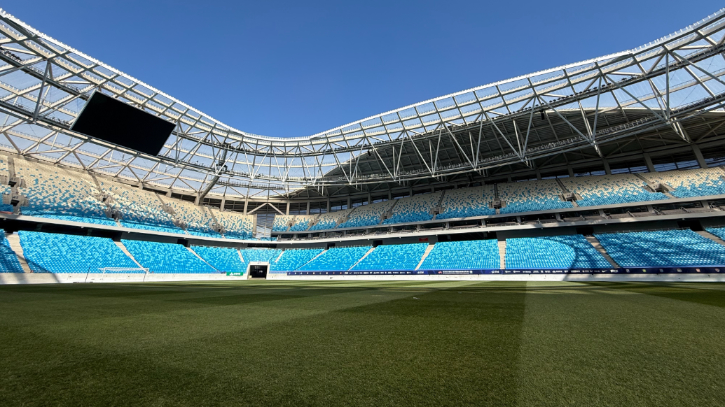 果然视频丨已达中超比赛标准！青春足球场系统维护中