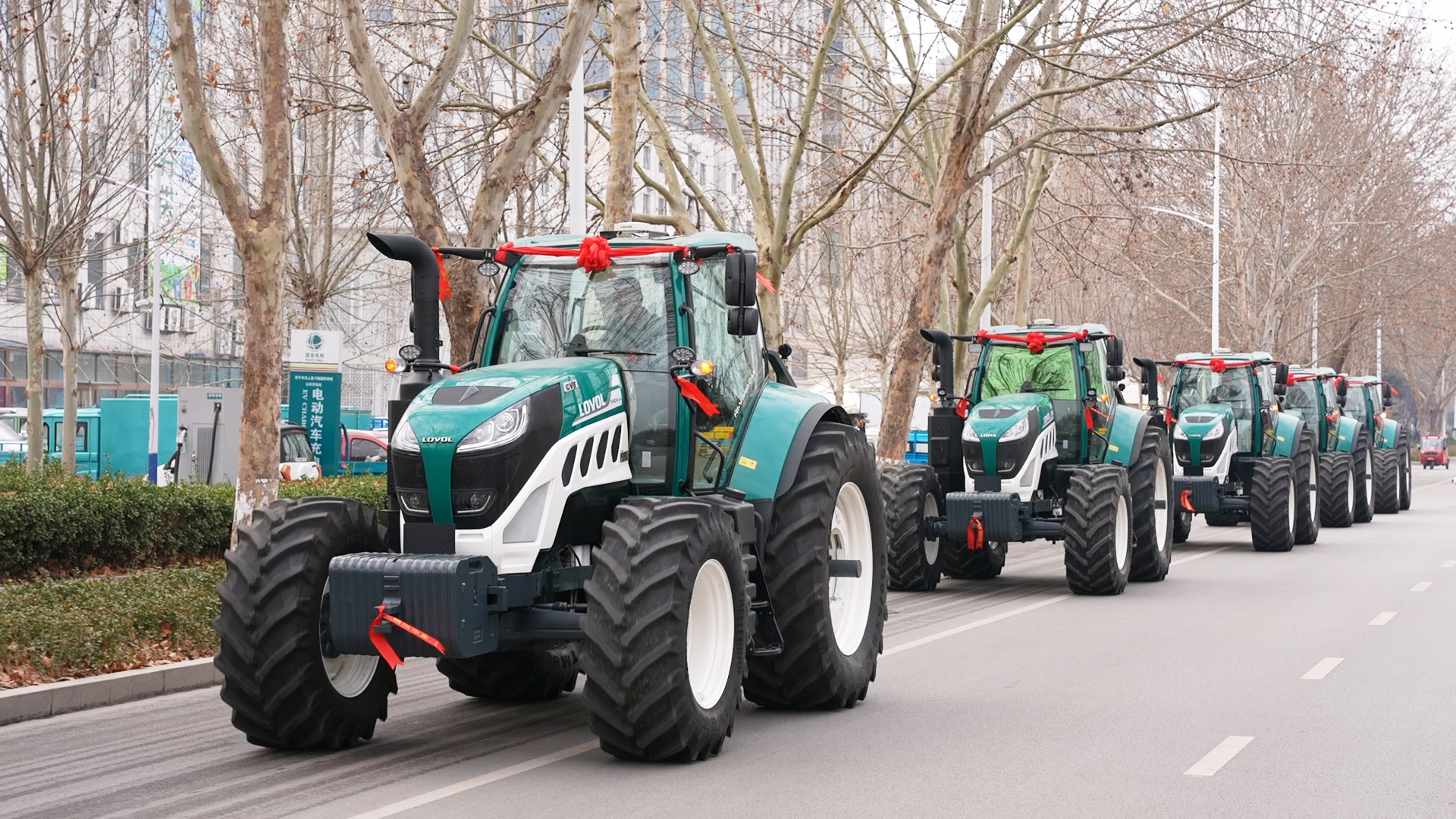 春耕看“新” 雷沃CVT智能拖拉机集中交付