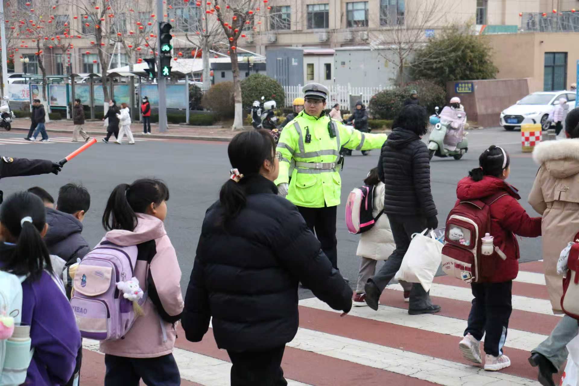 “警”色相伴，为孩子铺就安全上学路