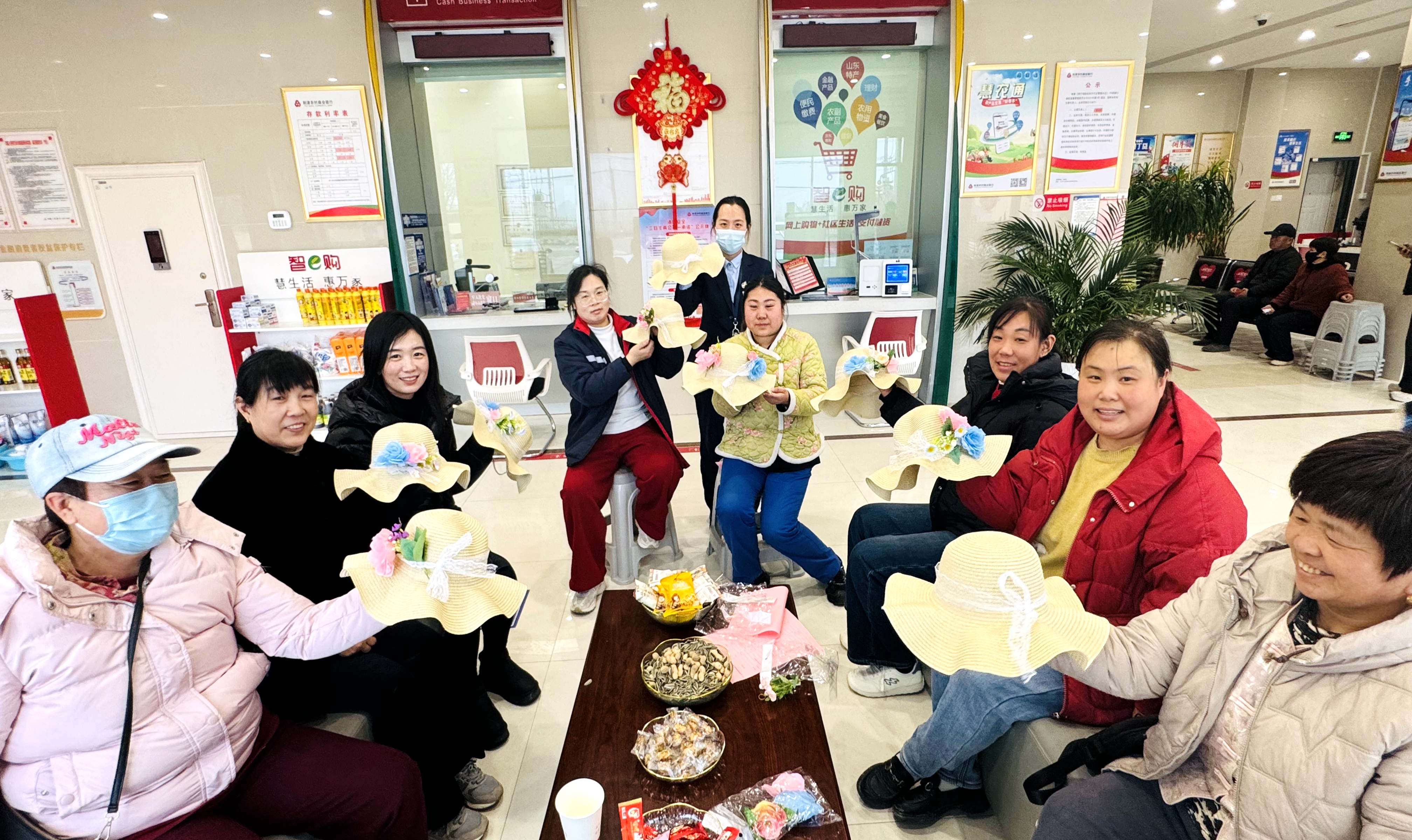 利津农商银行开展“巾帼绽彩 银行送暖”厅堂主题活动