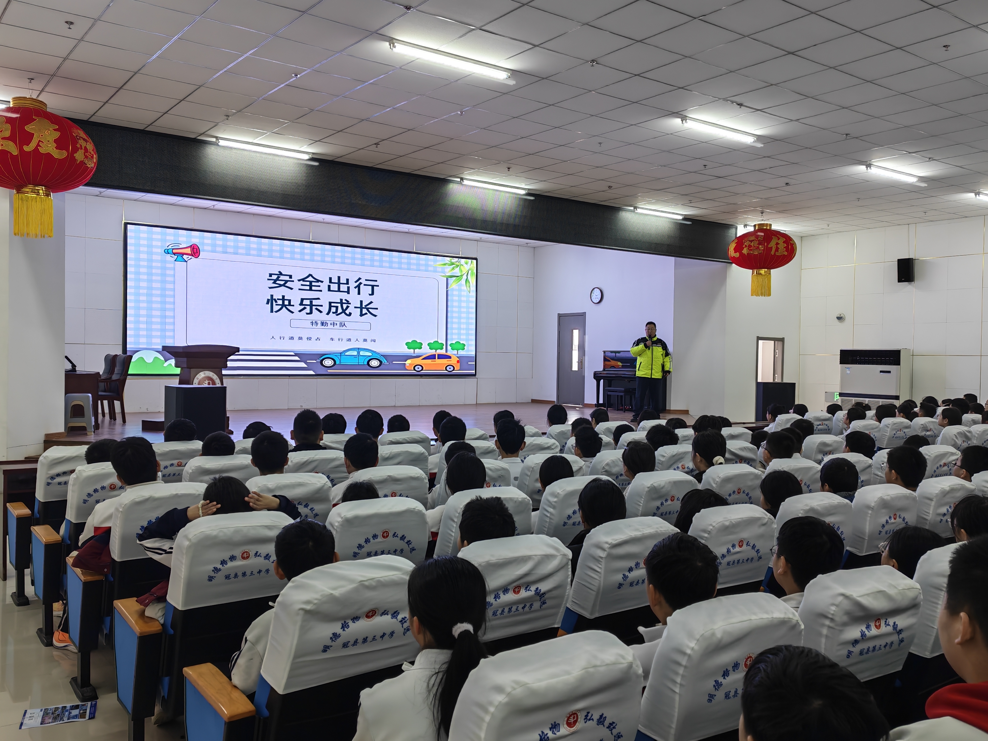  筑牢校园交通安全防线！冠县交警进校园开展“沉浸式”宣讲