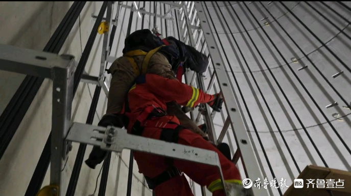果然视频|男子被困百米高塔上，消防员历时三小时将其背至地面