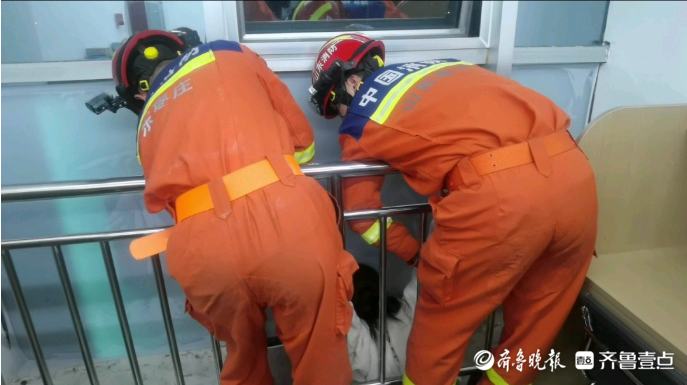果然视频|女子被困窗下夹缝中，两名消防员合力将其拽出