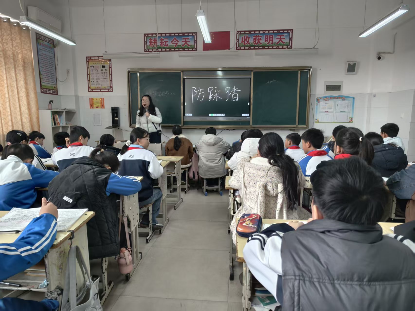 菏泽鲁西新区陈集镇八一小学开展防踩踏应急疏散演练