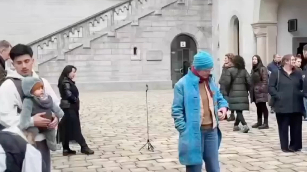 果然视频|路边排队刷手机，上万元的海外研学成了“到此一游”？