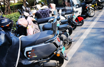 情报站·随手拍|济南文化西路非机动车乱停太霸道，市民盼整治！