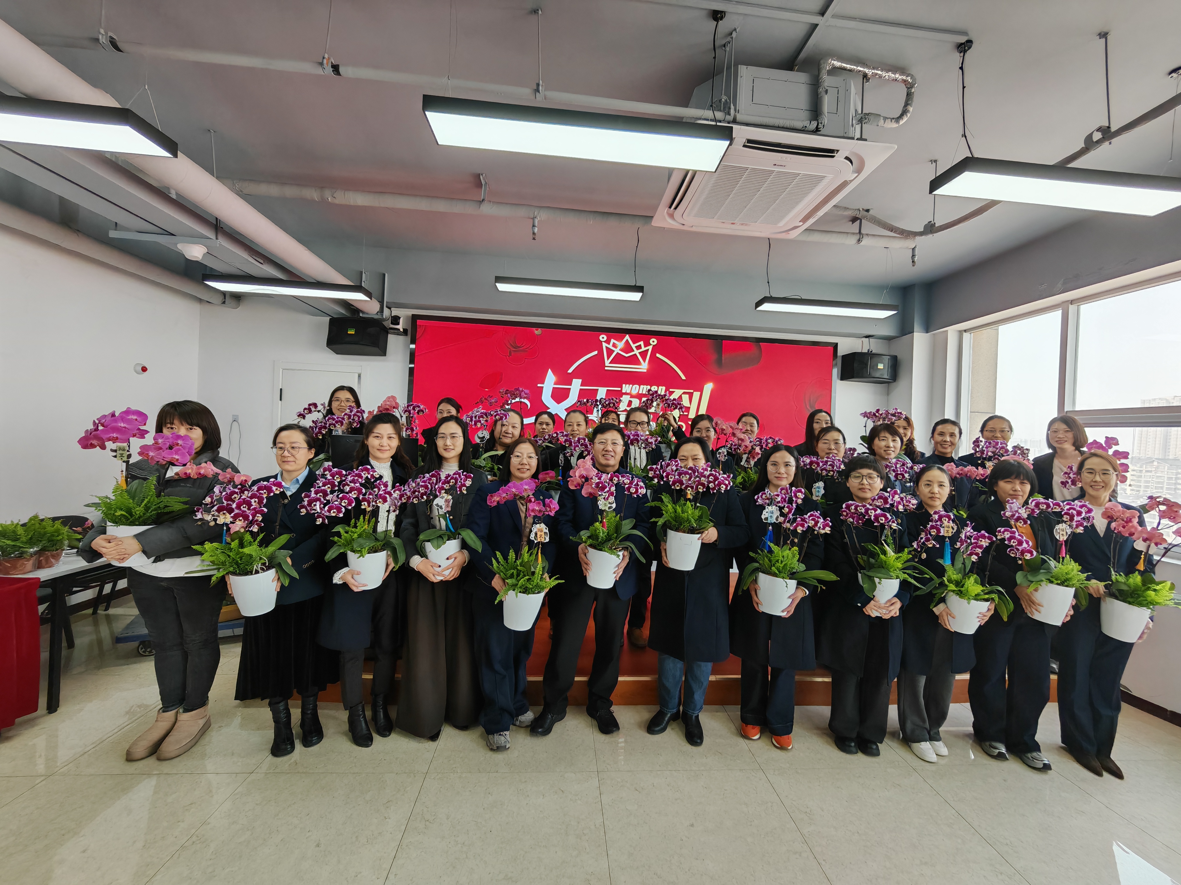 滨州中支开展“三十而立，芳华正好”妇女节蝴蝶兰盆栽DIY活动