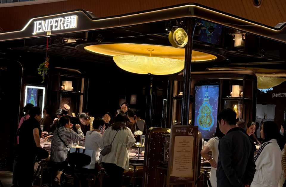 金店集体涨价，涨幅普遍超10%，有品牌手镯一夜暴涨近5万