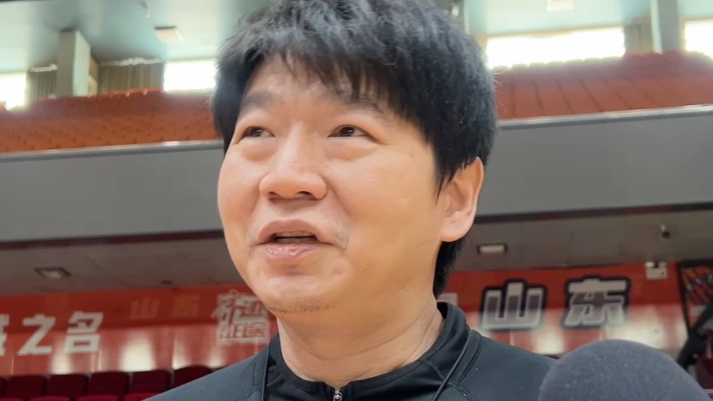 果然视频|新外援约翰逊到队，邱彪：希望大家多给他适应时间