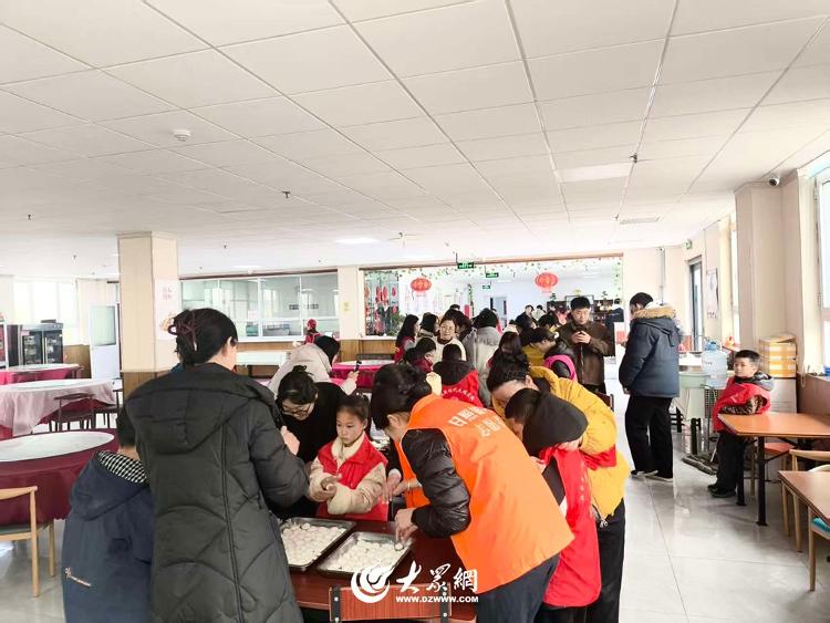 日照银行碑廓支行党支部：践行雷锋精神 情暖养老中心