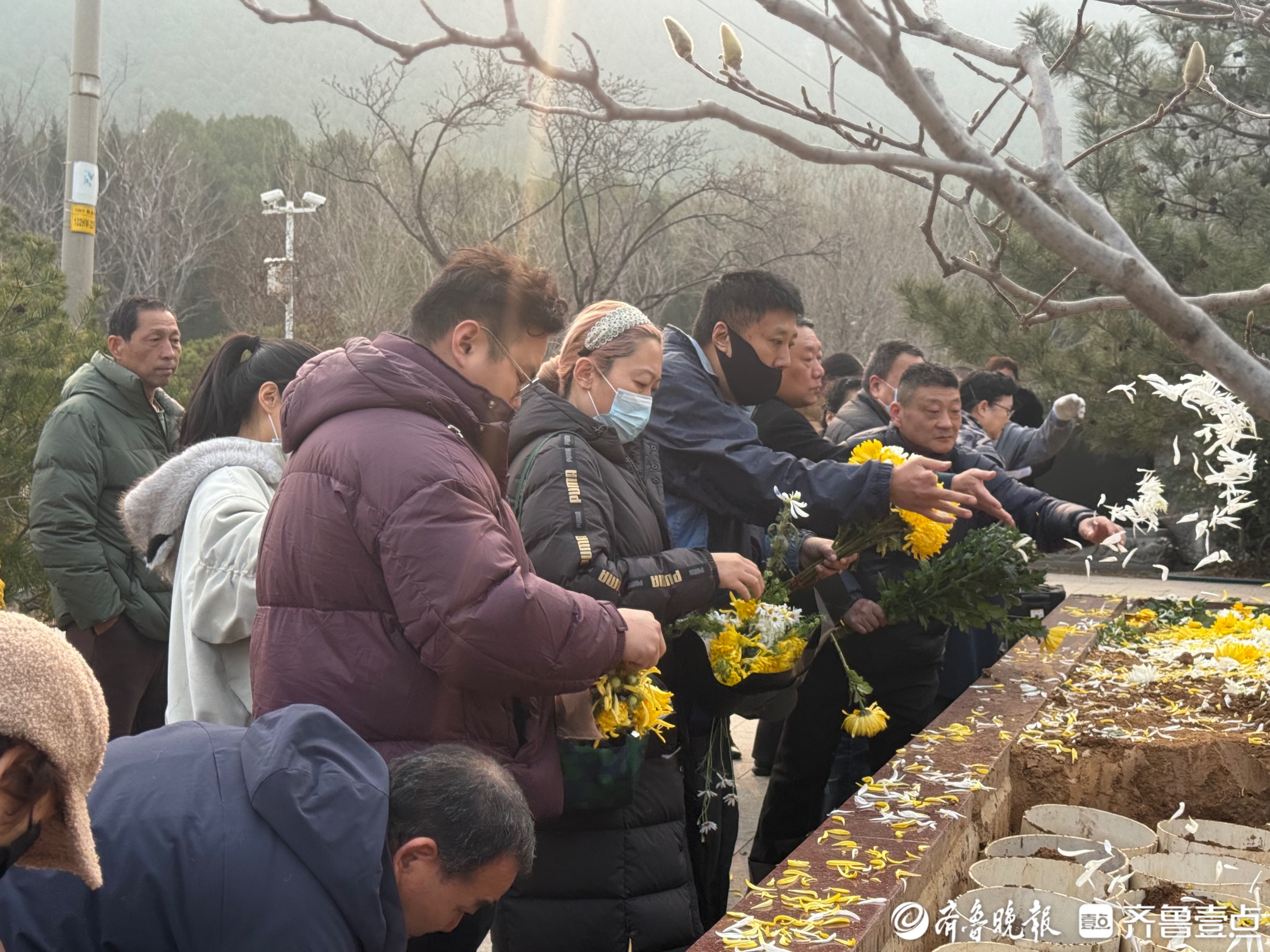 济南举办今年首次生态花坛葬，123位逝者“归于自然”