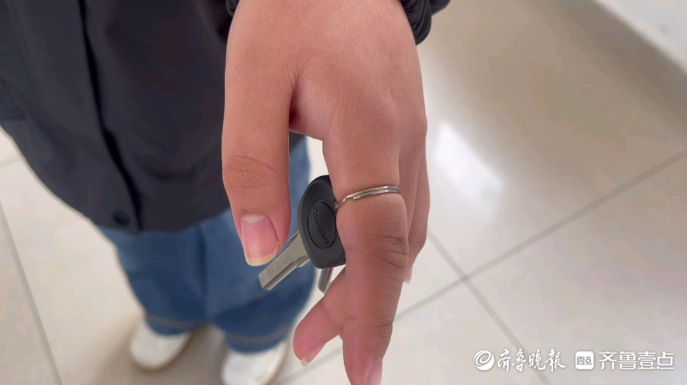 果然视频|女子被钥匙扣“咬”住手，消防员耐心切割帮其脱困