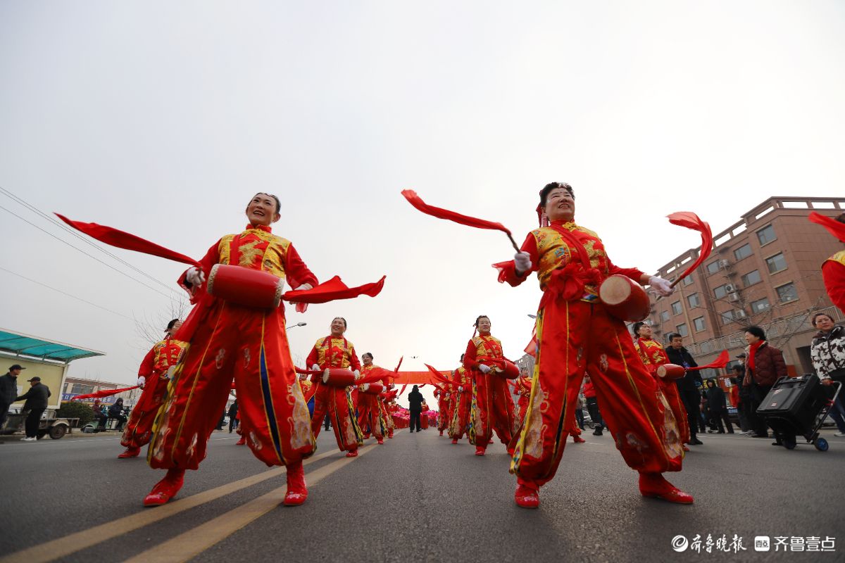 新春随手拍|彩服翩跹舞盛世，红绸飞舞庆丰年