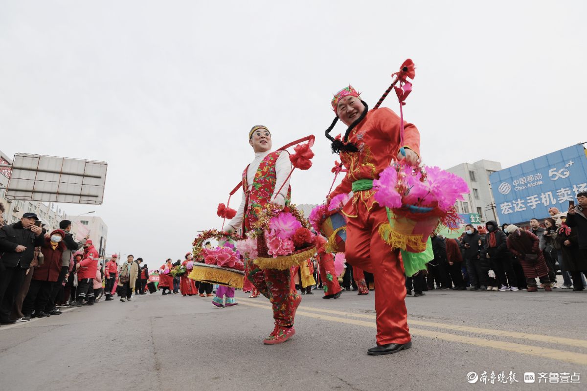 新春随手拍|彩服翩跹舞盛世，红绸飞舞庆丰年