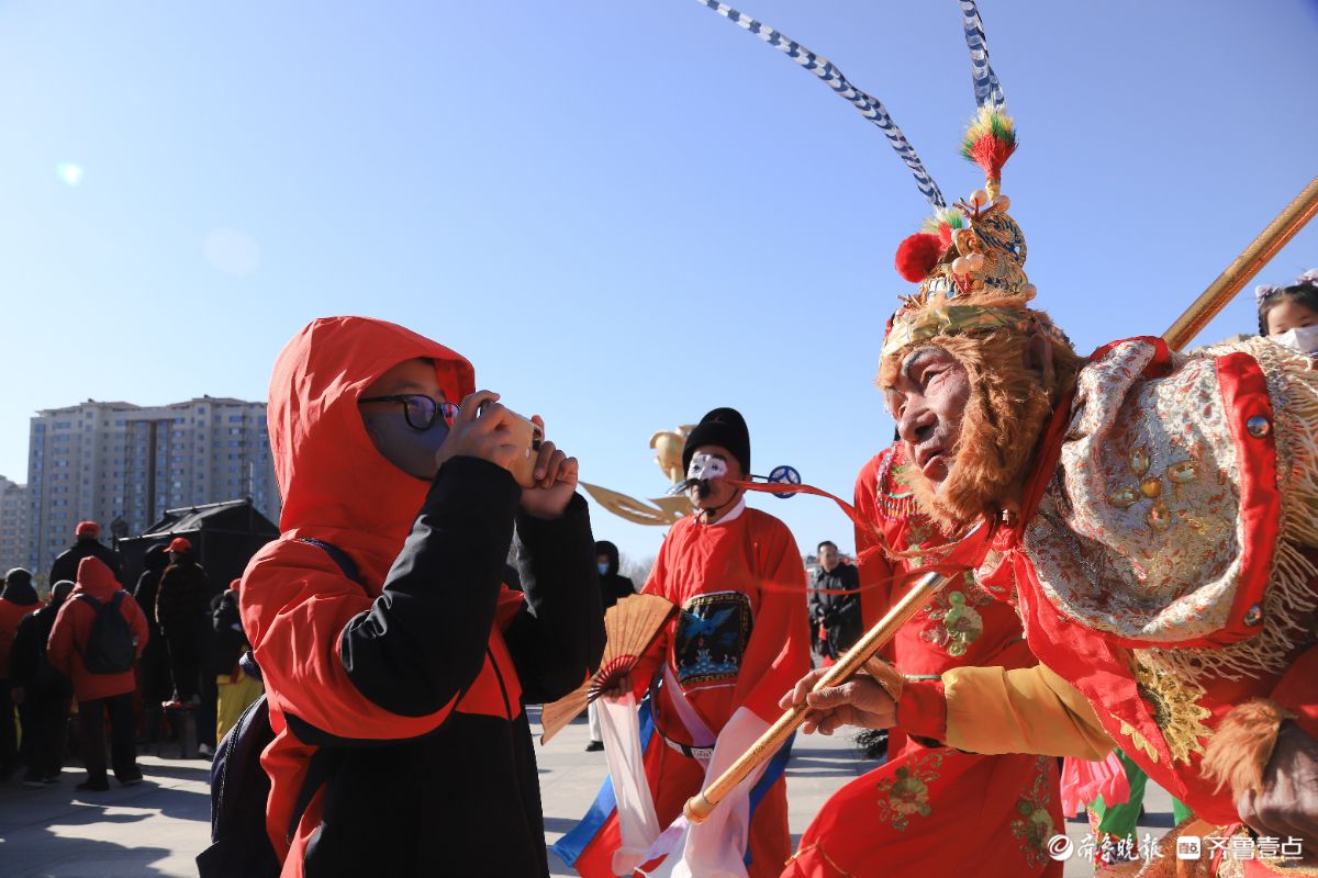 新春随手拍|龙灯绣球闹春乐