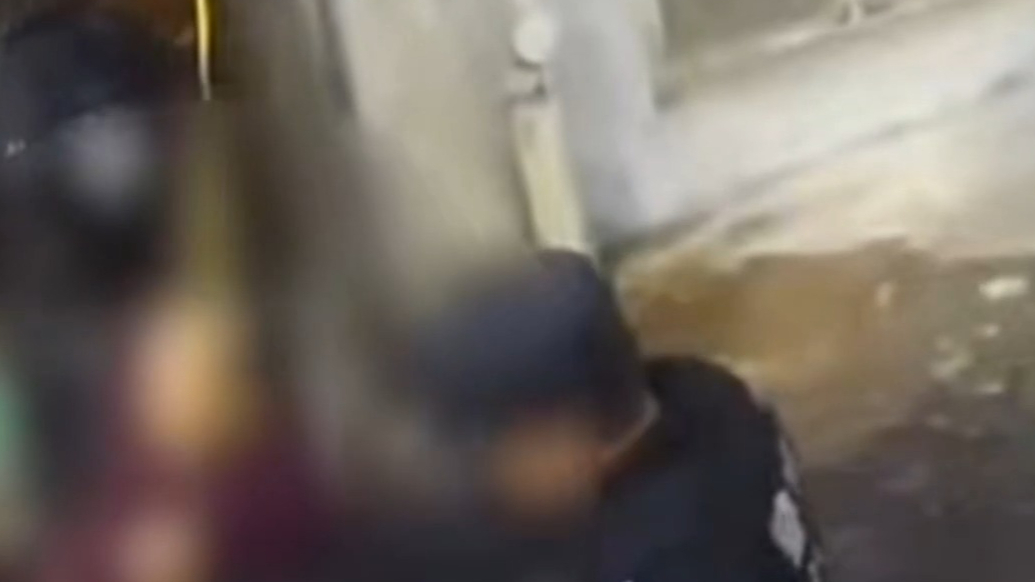 果然视频｜烟台民警徒手接坠楼老人，膝盖被砸伤