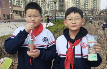 把春天画在树皮上 德州天衢新区尚德小学开展植树节创意实践活动