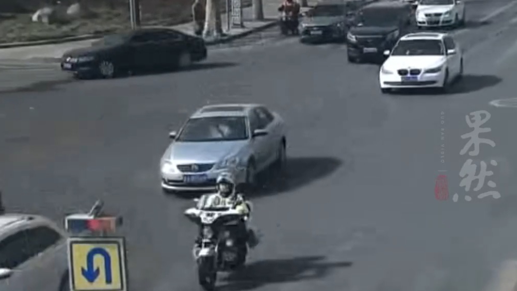 果然视频|老人突发疾病，德州交警铁骑为生命开道