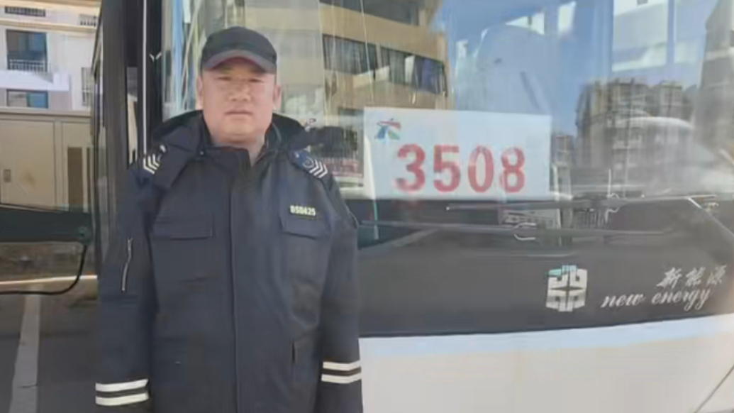 果然视频丨公交车上老人晕厥口吐白沫，司机紧急救援