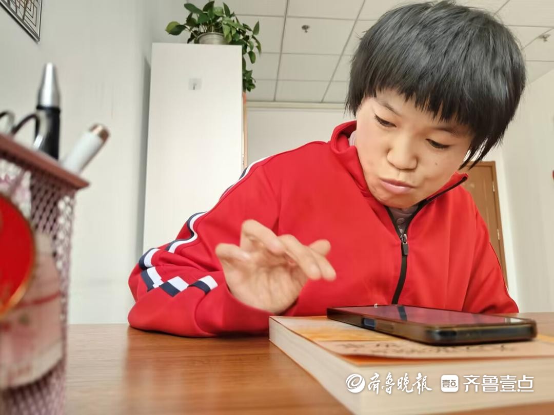 青岛故事丨青岛脑瘫女子五年写下10部小说