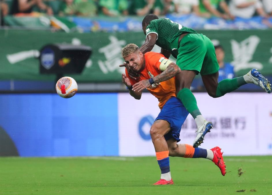 中超第二轮鲁京大战一票难求，橙黄橘绿时，最动球迷心