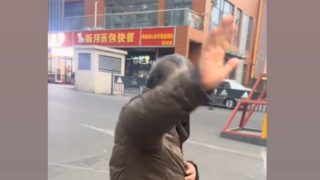 果然视频|济南男子淄博出差捡手机，70多岁大爷苦守一小时物归原主