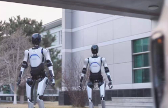 机器人又开上车了！转弯、入库，丝滑稳如“老司机”