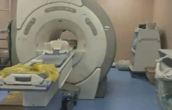 男子做核磁共振被遗忘，困在机器上6小时，涉事医生被停职