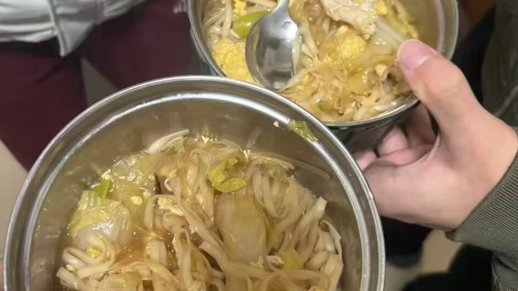 果然视频丨北京大学生游崂山因太晚饥肠辘辘，工作人员做法暖人心