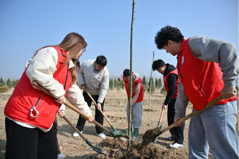 添绿黄河岸，情系母亲河！山东劳动职业技术学院开展黄河植树活动