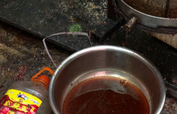 触目惊心!贵阳一烤鱼店疑炼“口水油”,记者暗访发现卫生令人作呕