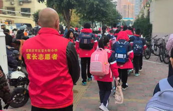 “家长不用上班吗”，“护学岗”背后问题引关注