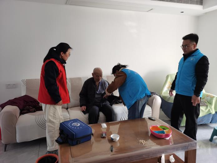 文庙街道德园社区携手文庙街道社区卫生服务中心开展“家医常伴 健康到家”家医入户巡诊活动