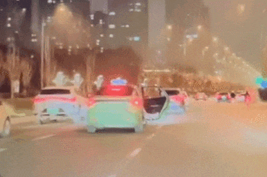 警方通报：女子与同性友人发生争执跳车