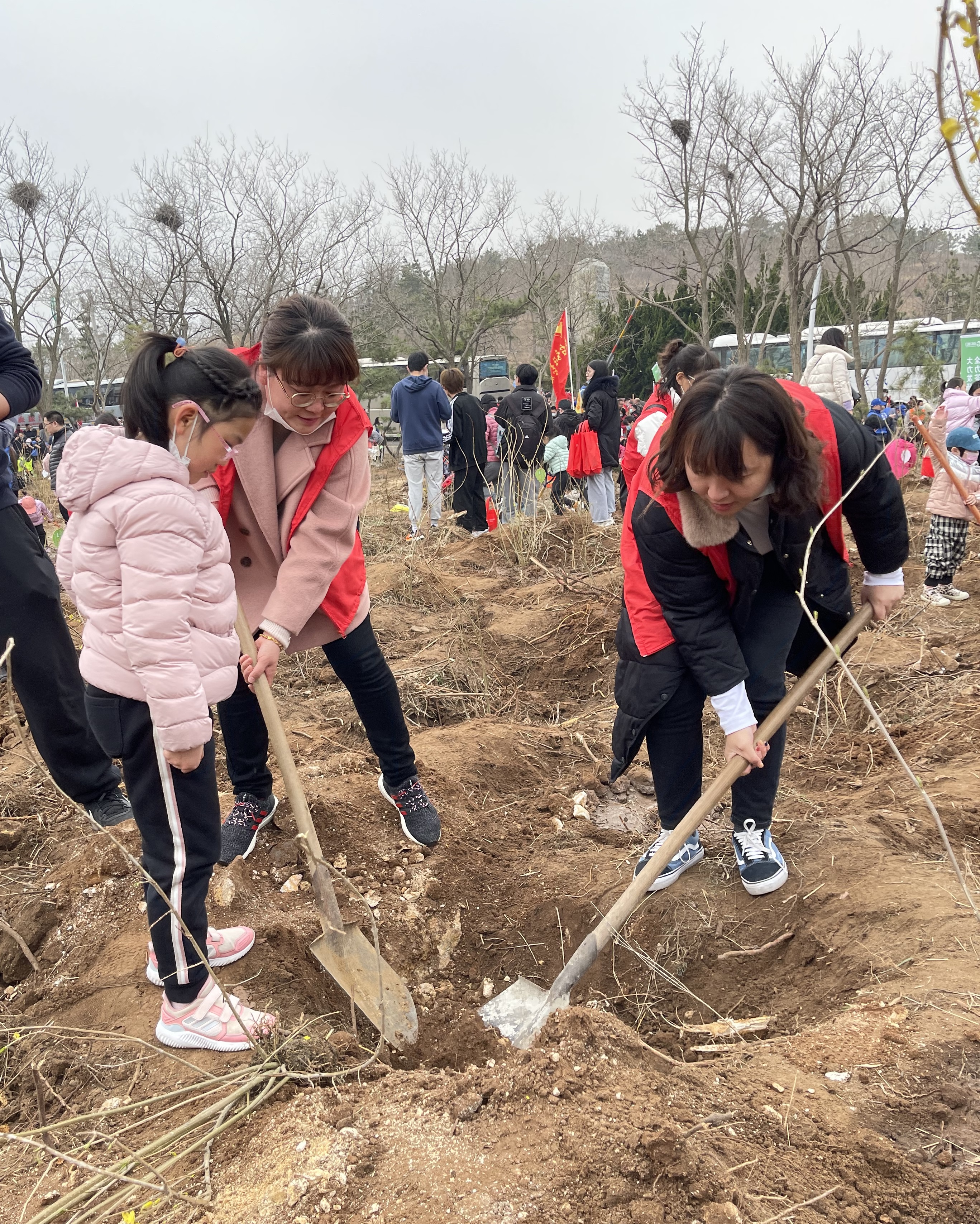 烟台联通开展植树节主题实践活动