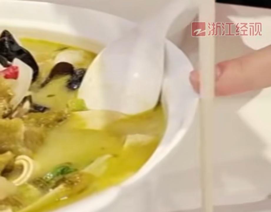 顾客气笑了！知名餐饮连锁给菜盆穿上“内增高”，网友：套路不得人心