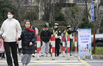 多地学校取消家长护学岗，不等于放弃校门口的安全守护