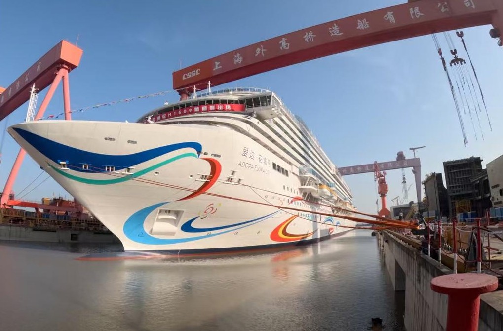 第二艘国产大型邮轮完成坞内起浮
