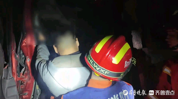 果然视频|货车因路面湿滑发生追尾，消防员及时到场救出被困者