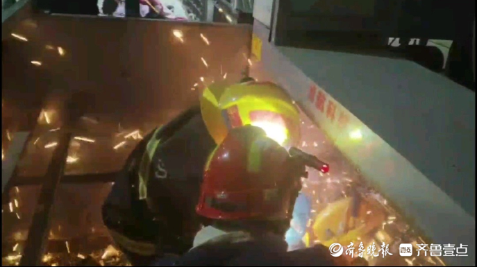 果然视频|女子不慎被困机器中，消防员破拆施救