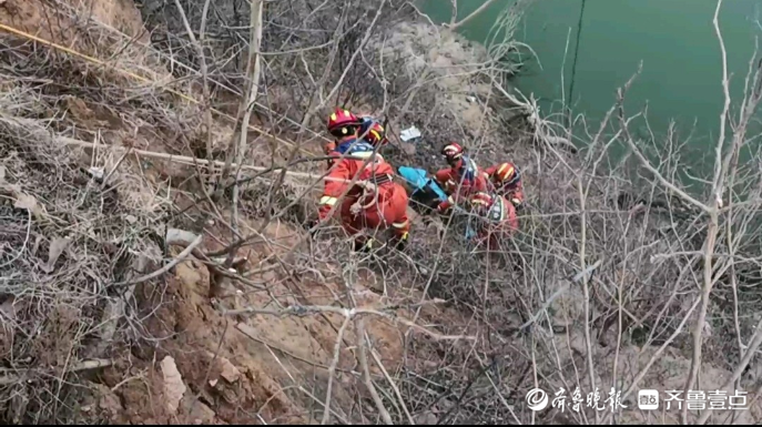 果然视频|老人骑三轮车不慎坠入路边水塘，消防员悬绳施救