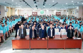 枣庄十五中举行学雷锋主题宣讲活动